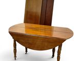 une petite table sur laquelle se trouve un miroir