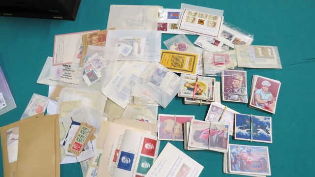 Petit lot de timbres et cartes pilotes/véhicules et divers