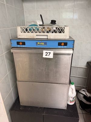 un lave-vaisselle argenté et bleu dans une petite cuisine