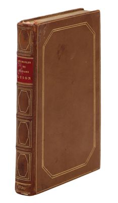 un livre marron avec des bordures dorées et une couverture rouge