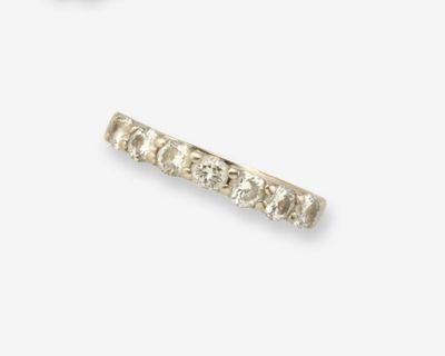 trois types d'anneaux différents sur une surface blanche