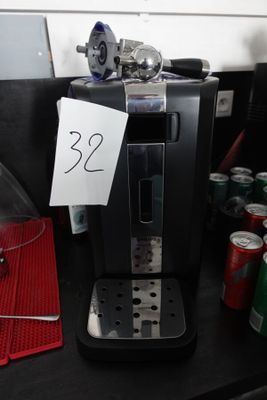 une machine à café, avec son étiquette de prix, posée sur un comptoir