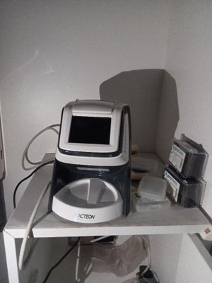 un micro-ondes posé sur une étagère à côté d'un four à micro-ondes