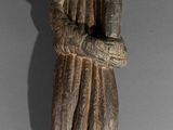une image représentant une statue d'un homme tenant un livre