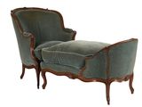 une chaise longue rembourrée avec un coussin en velours vert