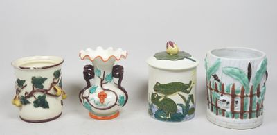 quatre vases différents sont alignés sur une surface blanche