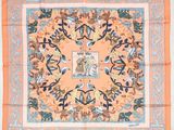 une écharpe carrée orange et bleue à motifs floraux