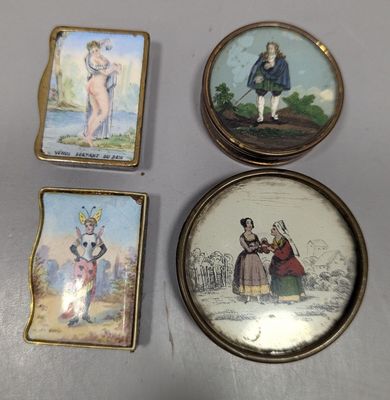 trois miniatures représentant des femmes et un homme sont posées sur une table