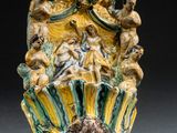 un vase orné d'un ensemble de figurines