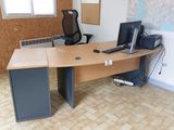 un bureau sur lequel se trouvent deux écrans d'ordinateur et un ordinateur portable