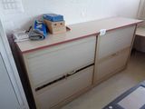 un bureau avec un classeur dans un coin de la pièce