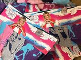 de nombreuses paires de chaussettes rangées dans une boîte en carton