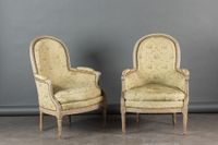 Paire de bergères en bois laqué gris, dossier en arrondi, su…