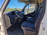 une camionnette blanche avec des sièges noirs et un volant
