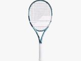 une raquette de tennis posée sur une surface blanche