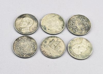 six types de pièces différents sont présentés sur une surface blanche