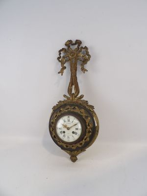 une horloge accrochée au mur de la pièce