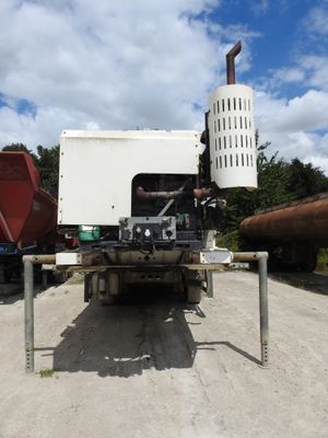 un camion garé sur un terrain en terre battue