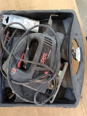 une boîte contenant des outils et un cordon, posée sur une table