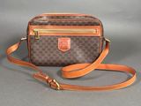 un sac à main marron et orange avec une bandoulière marron