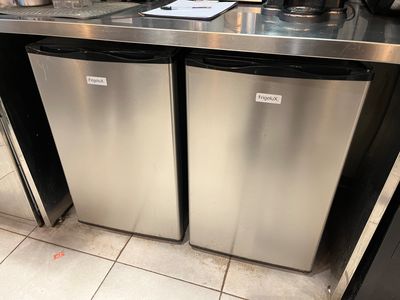 deux réfrigérateurs en acier inoxydable dans une cuisine au sol carrelé