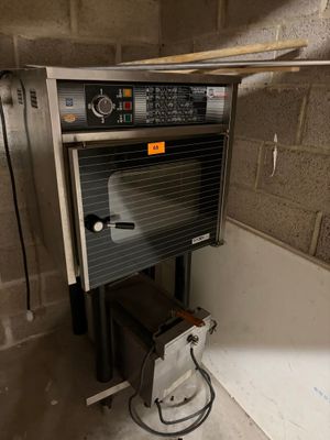 une photo d'un four professionnel installé dans un sous-sol
