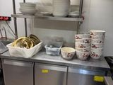 beaucoup d'assiettes et de bols sur le comptoir de la cuisine