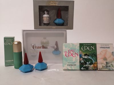 une boîte de parfums et de livres posée sur une table