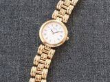 gros plan d'une montre-bracelet sur une surface noire