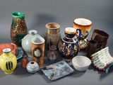 de nombreux vases différents posés sur une table