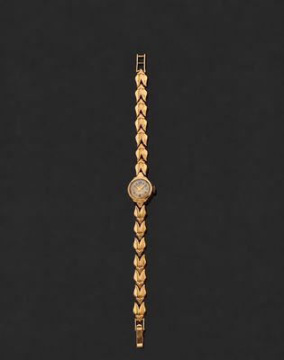 une montre-bracelet en or sur fond noir