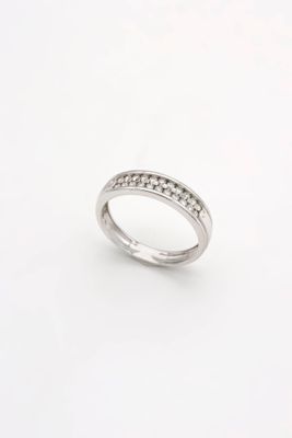 gros plan d'une bague en diamant sur fond blanc