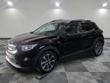 un 4x4 noir garé dans un garage au sol en damier