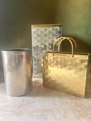 un sac en argent et un vase en argent posés sur une table