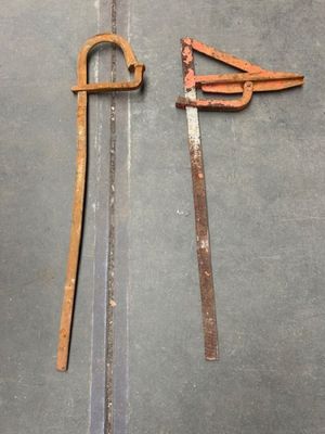 deux vieux outils qui traînent par terre