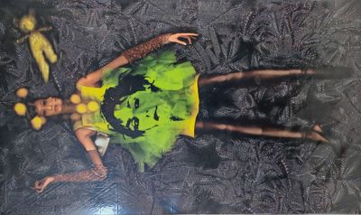 une photo d'une femme vêtue d'une robe verte et tenant une banane