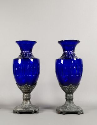 paire de vases en verre bleu cobalt reposant sur des socles en métal argenté