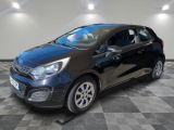 la voiture noire est garée dans le garage sur un sol en damier