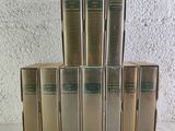plusieurs livres sont empilés sur une table