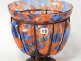 un bol orange et bleu sur lequel figure un numéro