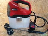 un aspirateur à main rouge et blanc posé sur une table