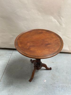 une petite table en bois avec un plateau et un piètement en bois