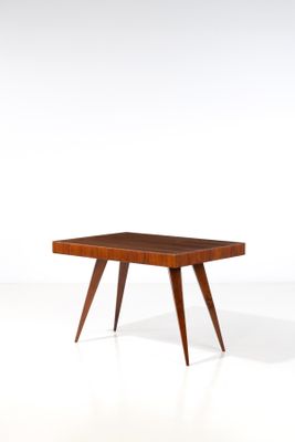 une image représentant une table en bois à trois pieds posée sur une surface blanche