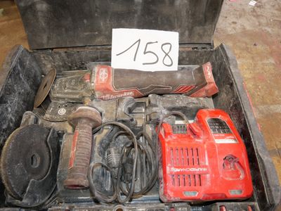 une boîte contenant des outils et sur laquelle est apposée une étiquette de prix