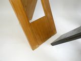 quelqu'un utilise une paire de ciseaux pour couper un morceau de bois