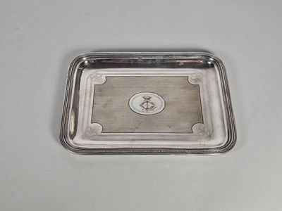 une assiette ancienne en argent sur laquelle est représenté un homme