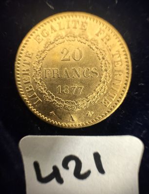 gros plan d'une pièce d'or sur une surface noire