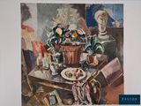 un tableau représentant un vase de fleurs posé sur une table, à côté d'une assiette de nourriture