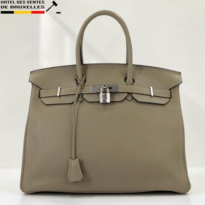 un sac Hermès muni d'un cadenas sur le devant