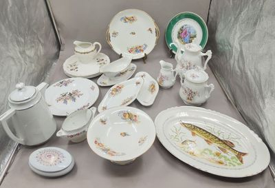 de nombreux types de vaisselle exposés dans une vitrine